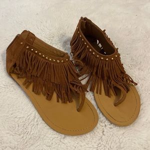 Fringe sandals with gold details.